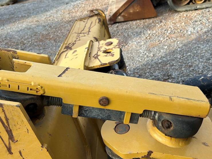 2023-caterpillar-d1-image-17