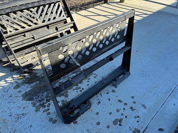 wildcat-skid-steer-forks-frame-and-mounting-back-plate-image-3