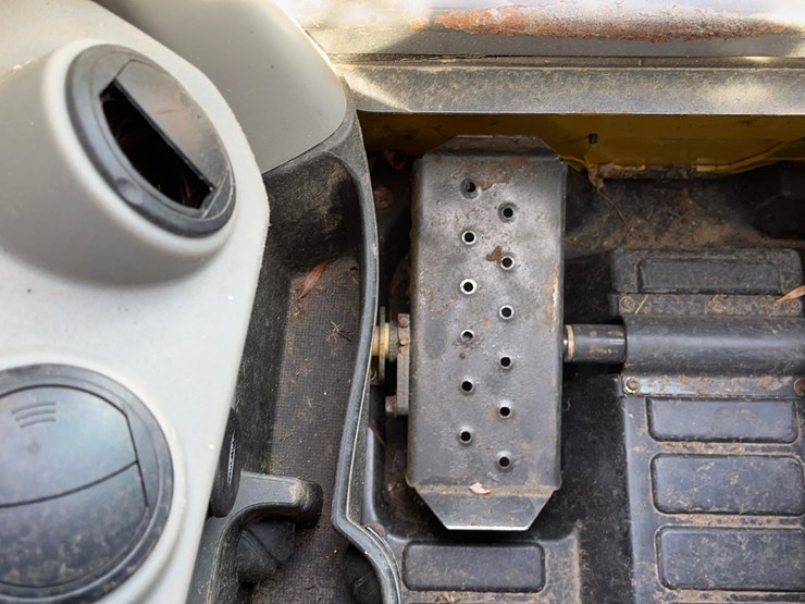 new-holland-l320-image-34