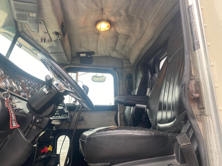 2002-peterbilt-379-image-97