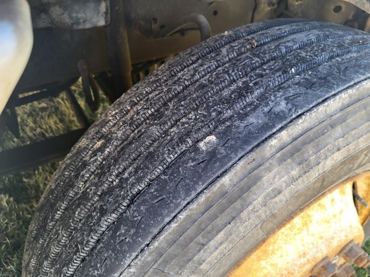 2013-freightliner-ca125dc-tandem-axle-day-cab-semi-image-41