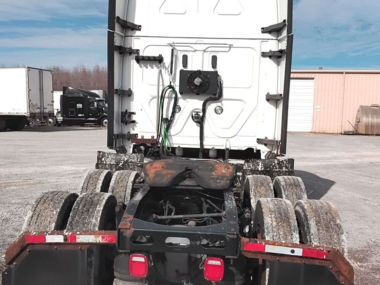 2019-freightliner-cascadia-126-image-3