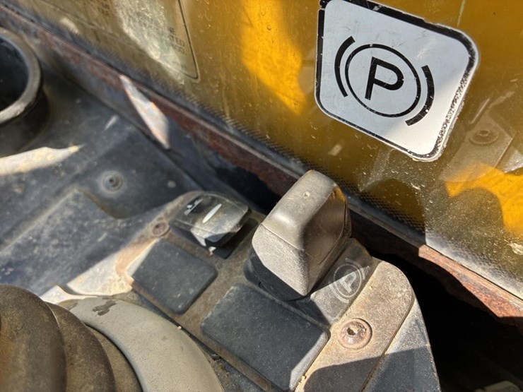 2015-jcb-525-image-19