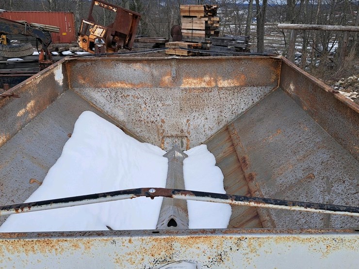 #710-•-fs-fertilizer-spreader-image-11