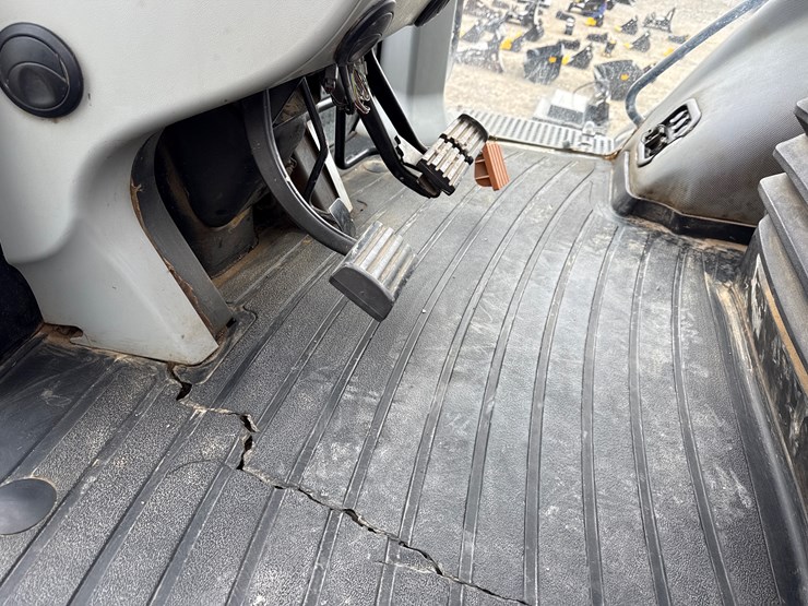 2015-new-holland-t8.410-image-42