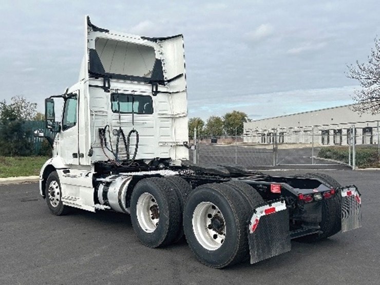 2020-volvo-vnr300-image-2