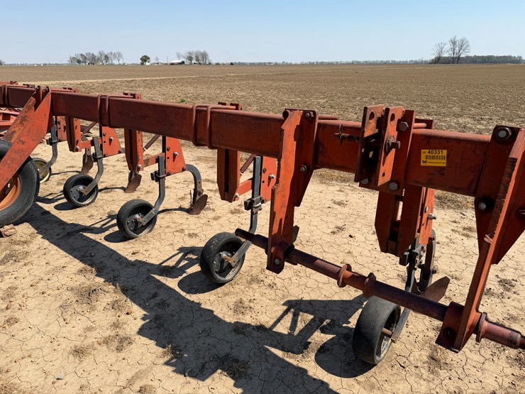 #40331-•-8-row-38"-cultivator-image-38