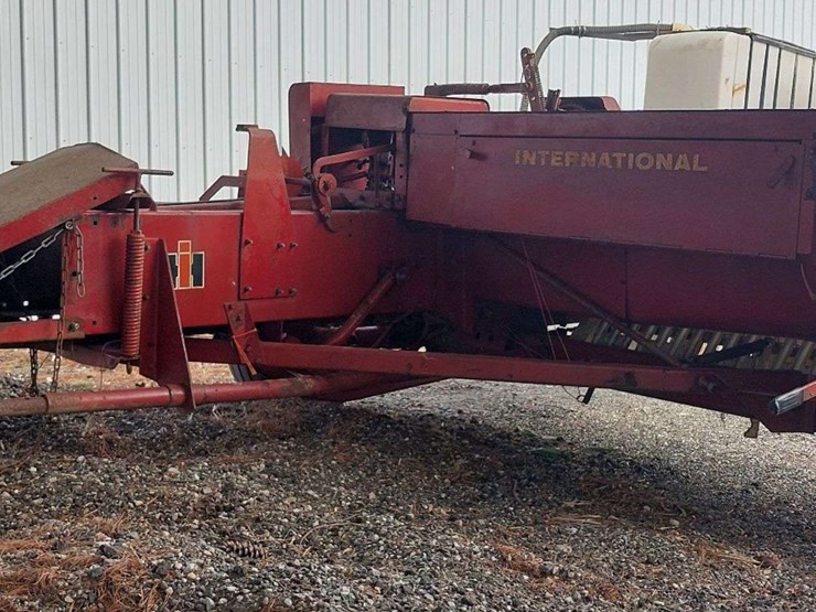 ih-435-square-baler-image-4
