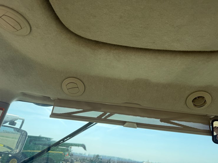 2011-john-deere-8285r-image-62