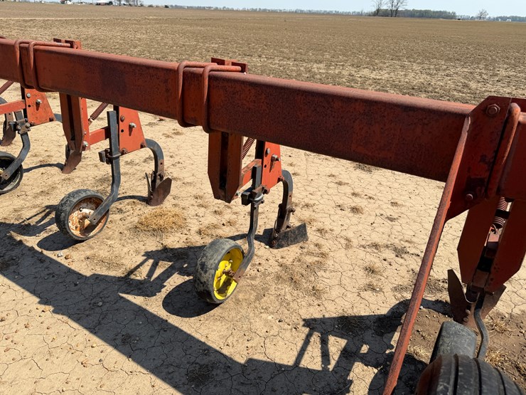 #40331-•-8-row-38"-cultivator-image-36