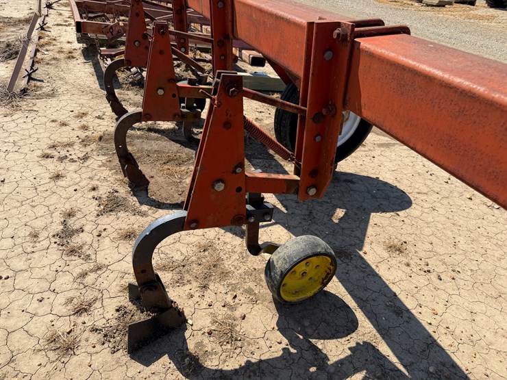 #40331-•-8-row-38"-cultivator-image-27