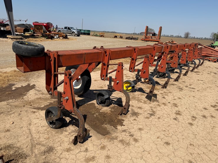 #40331-•-8-row-38"-cultivator-image-4