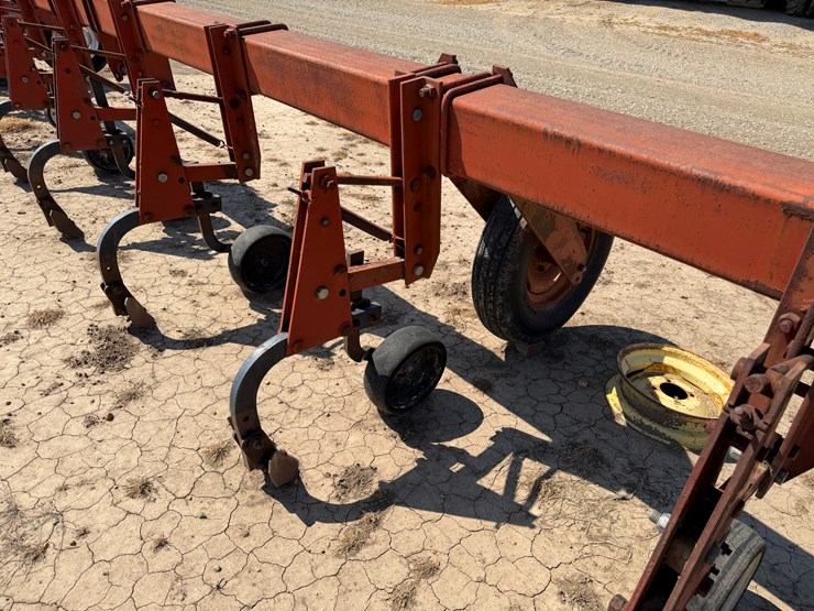 #40331-•-8-row-38"-cultivator-image-11