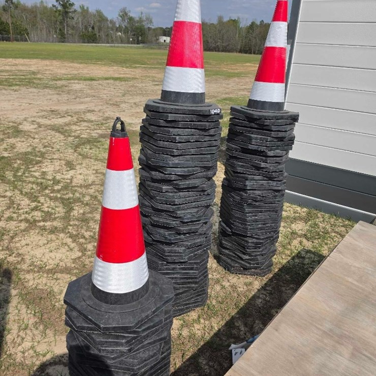 - ABSOLUTE - NEW (90) SAFETY TRAFFIC CONES