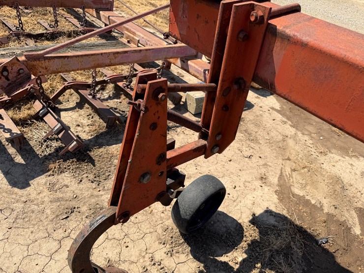 #40331-•-8-row-38"-cultivator-image-33