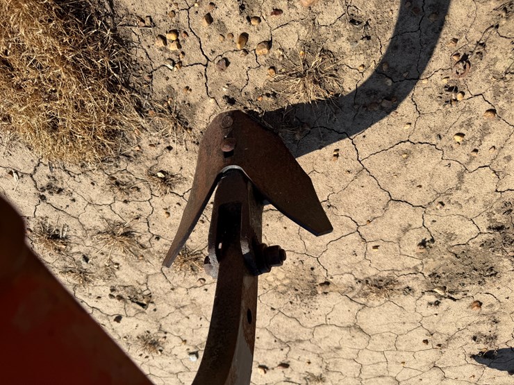 #40331-•-8-row-38"-cultivator-image-25