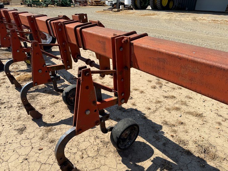 #40331-•-8-row-38"-cultivator-image-19
