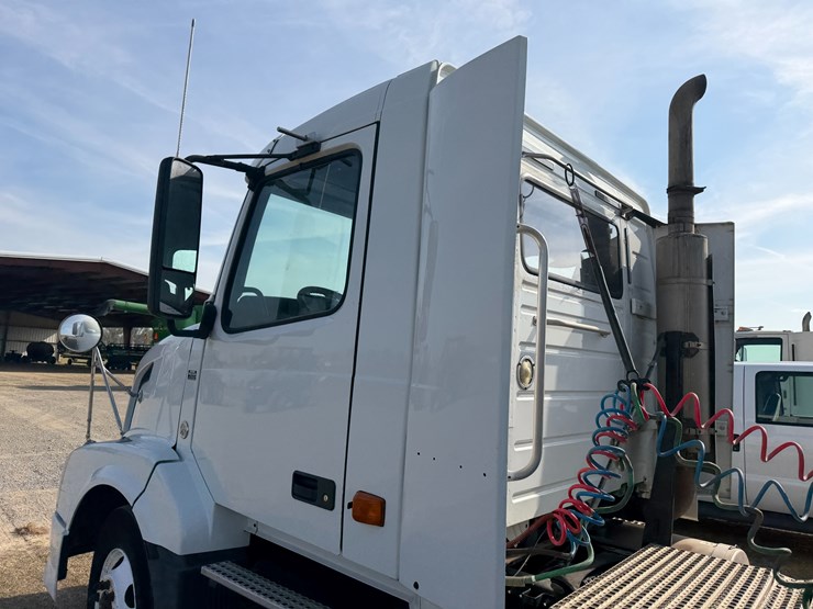 #40279-•-2007-volvo-vnl-t/a-daycab-truck-tractor-vin:-4v4nc9gg97n446542-image-26