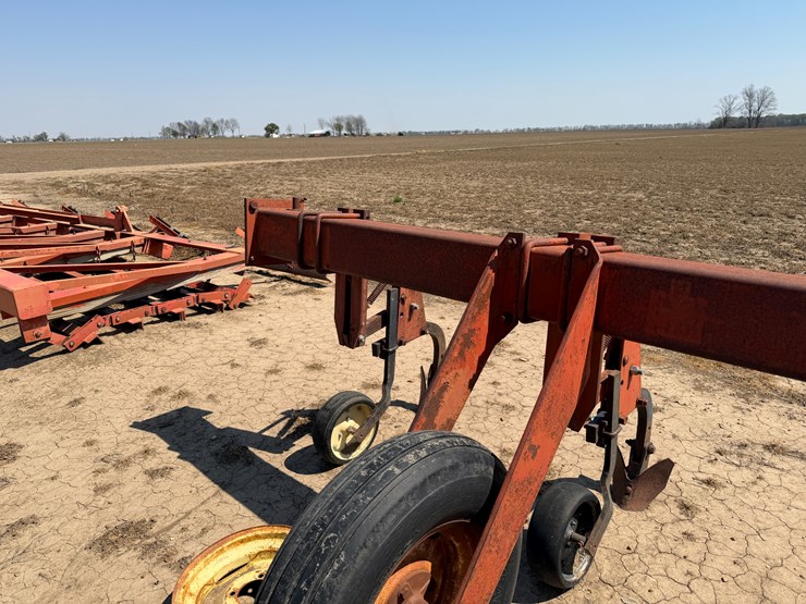 #40331-•-8-row-38"-cultivator-image-40