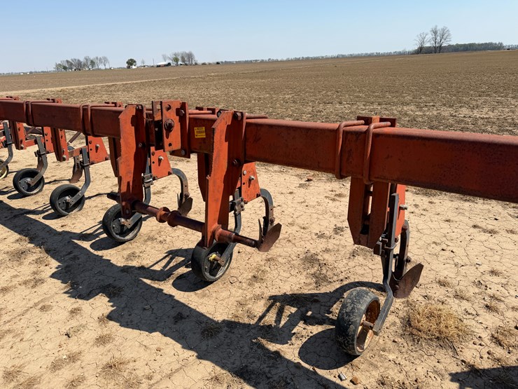 #40331-•-8-row-38"-cultivator-image-37