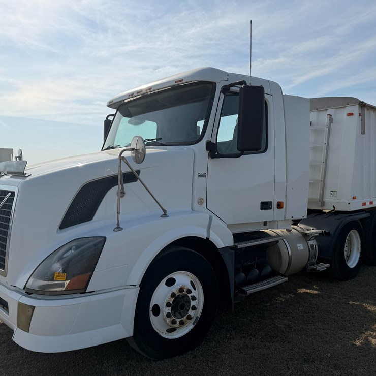 #40279 • 2007 Volvo VNL T/A Daycab Truck Tractor VIN: 4V4NC9GG97N446542