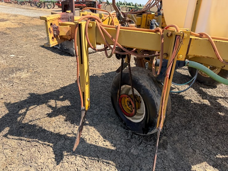 #40307-•-kbh-12-row-24"-500gal-knife-applicator-image-34