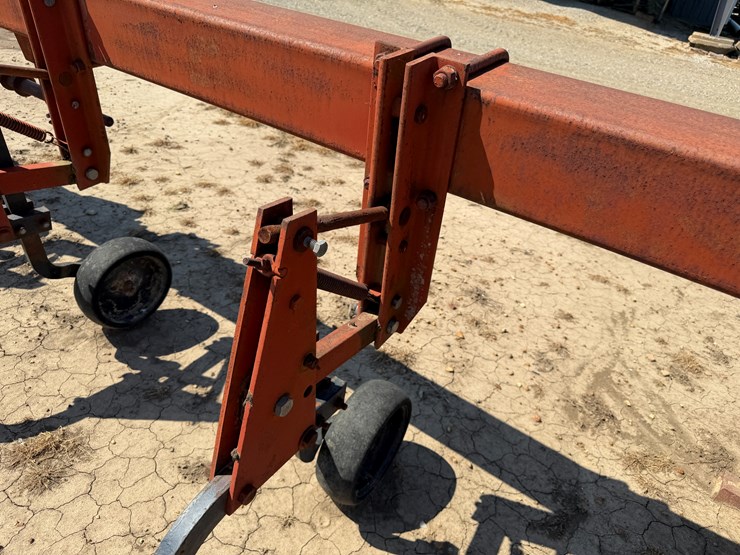 #40331-•-8-row-38"-cultivator-image-18