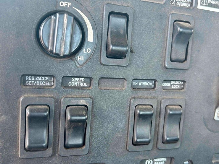 2000-mack-ch613-image-52