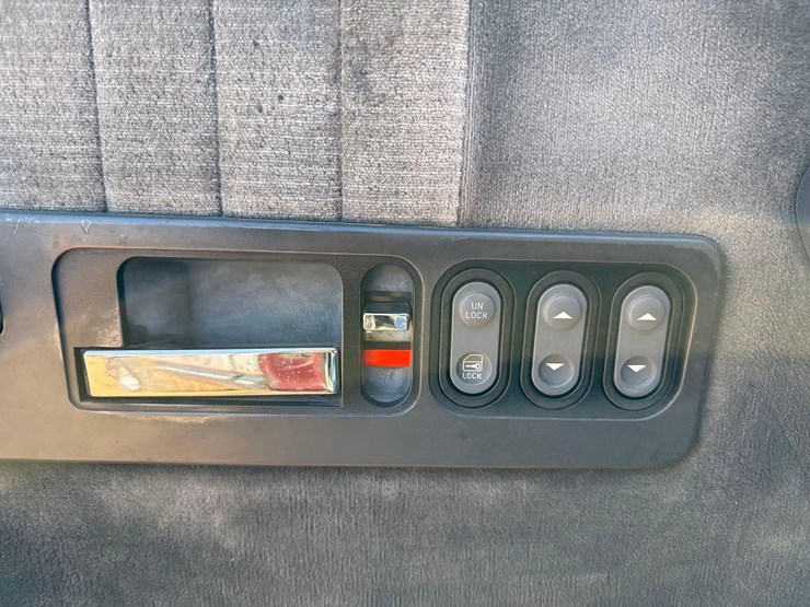 1994-cheverolt-1500-single-cab-pickup-truck-w/truck-topper-image-16