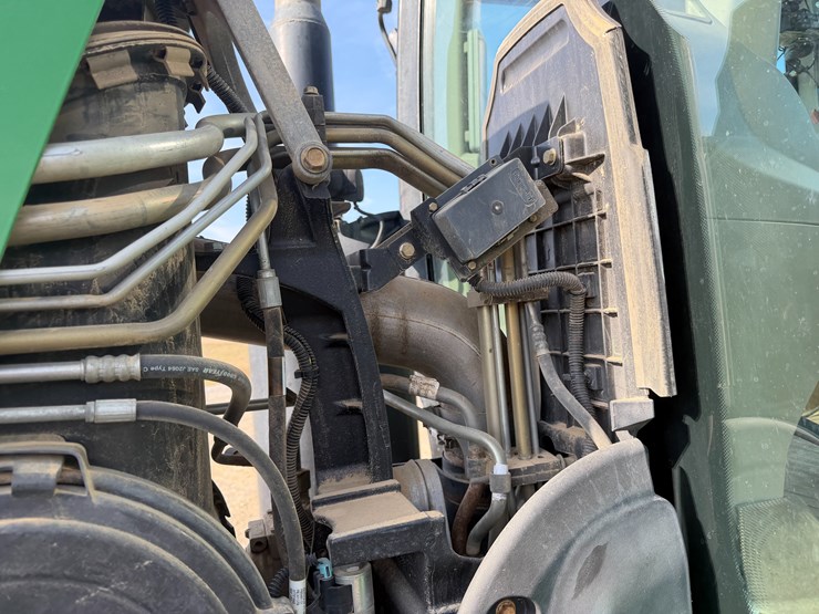 2011-john-deere-8285r-image-41