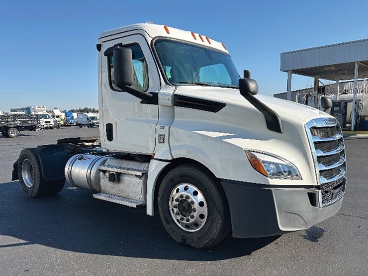 2020-freightliner-cascadia-126-image-1
