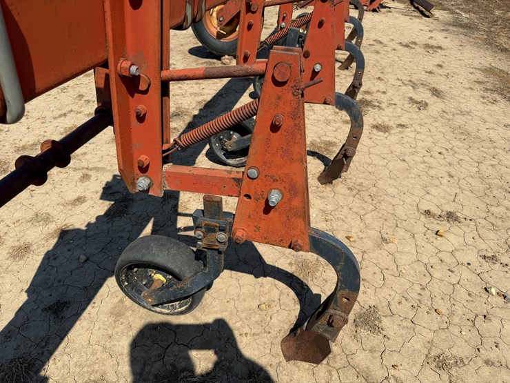 #40331-•-8-row-38"-cultivator-image-23