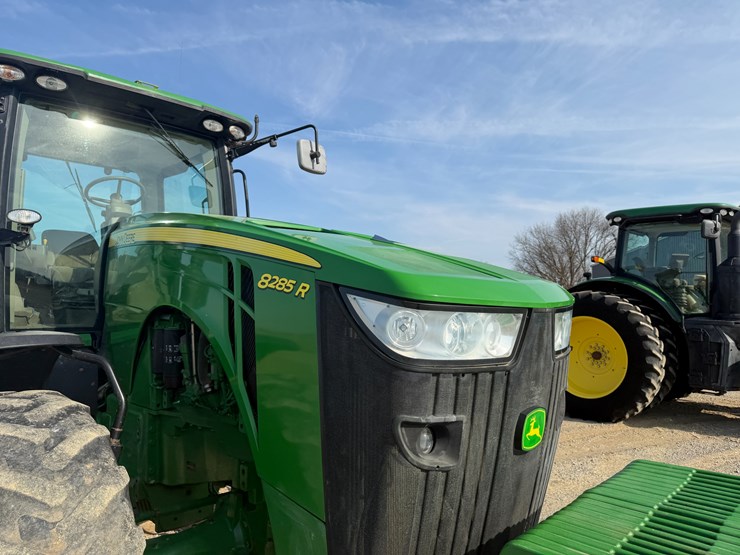 2011-john-deere-8285r-image-32