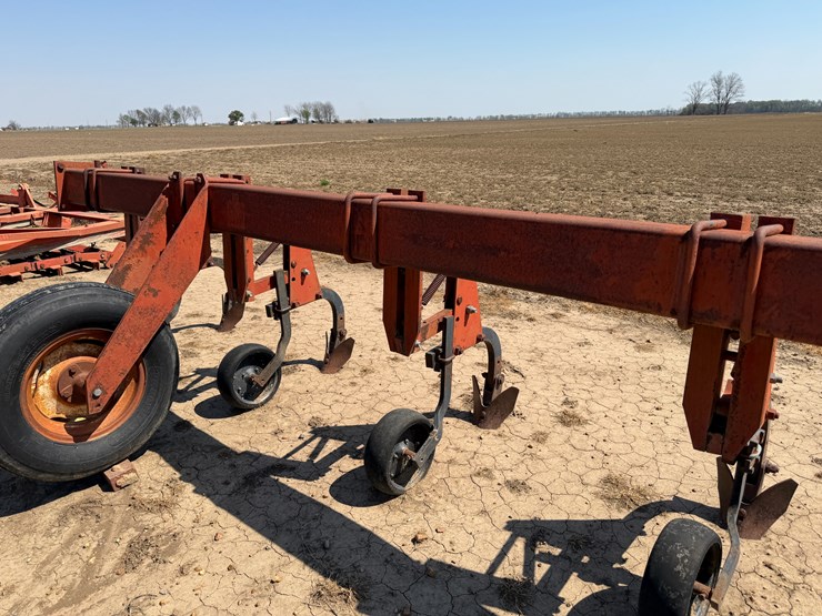 #40331-•-8-row-38"-cultivator-image-39