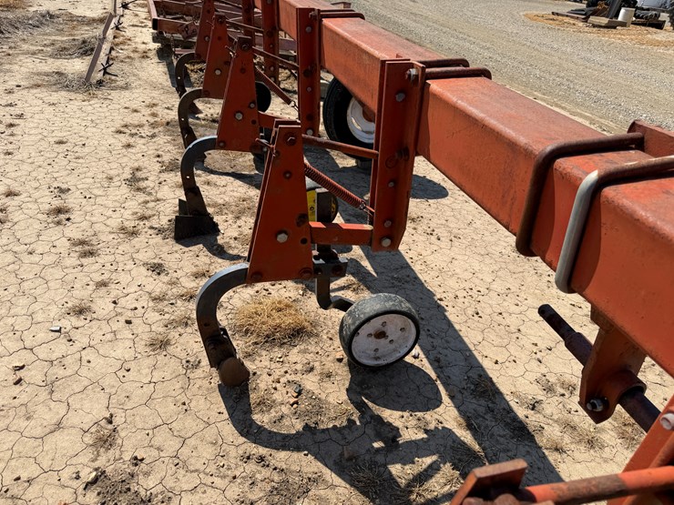 #40331-•-8-row-38"-cultivator-image-22