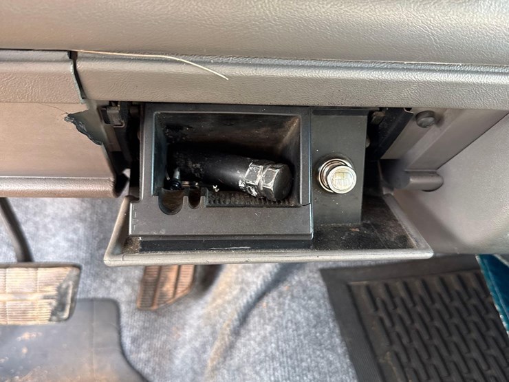 1994-cheverolt-1500-single-cab-pickup-truck-w/truck-topper-image-18