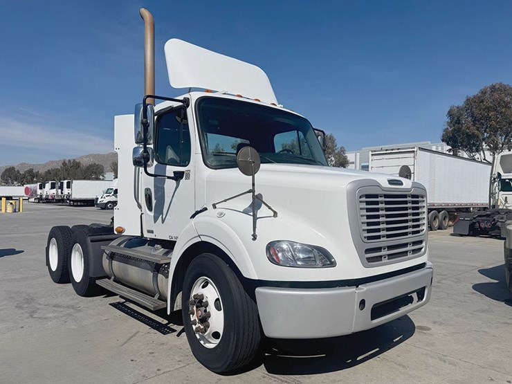 2012-freightliner-m2-112-image-1