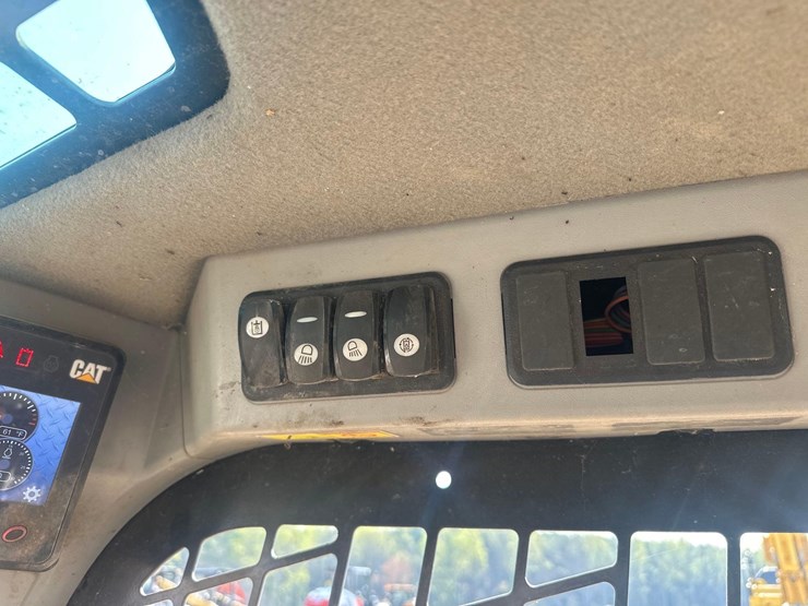 caterpillar-236d-image-23