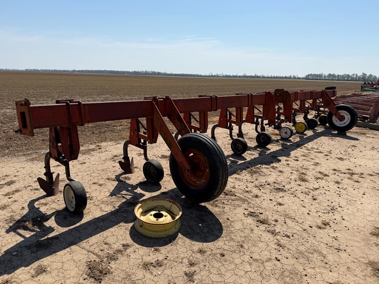 #40331-•-8-row-38"-cultivator-image-2