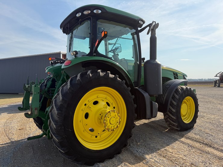 2011-john-deere-8285r-image-3