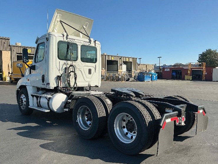 2017-freightliner-cascadia-125-image-2