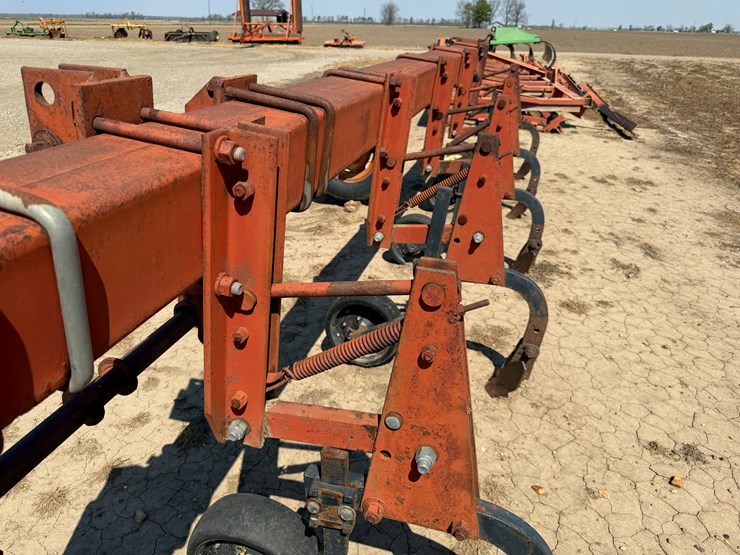 #40331-•-8-row-38"-cultivator-image-24