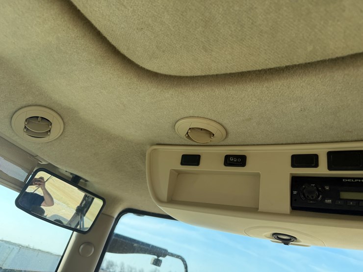 2011-john-deere-8285r-image-63