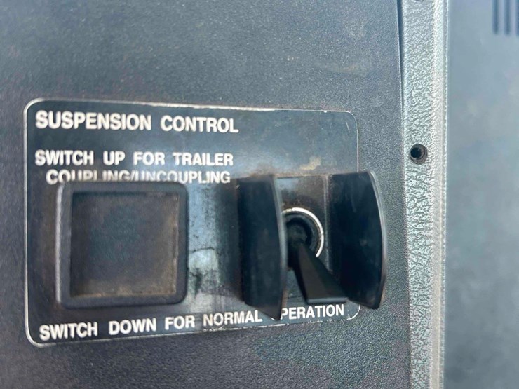 2000-mack-ch613-image-55