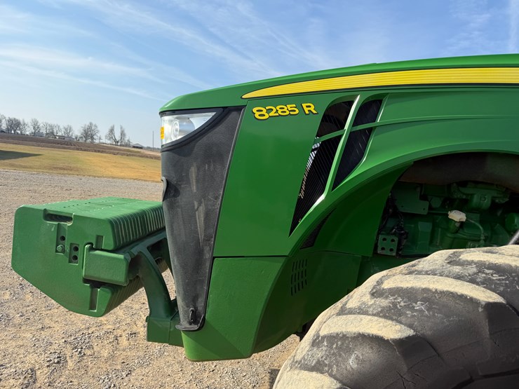 2011-john-deere-8285r-image-28