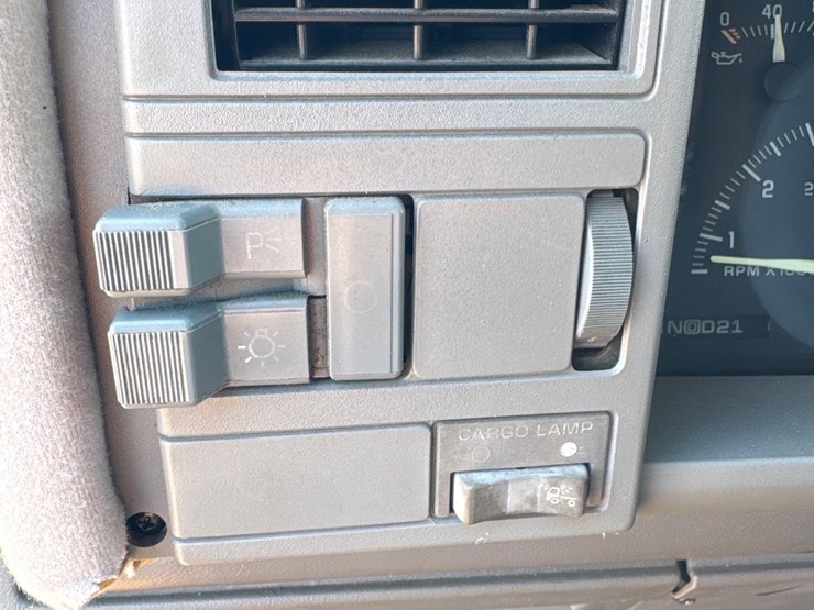 1994-cheverolt-1500-single-cab-pickup-truck-w/truck-topper-image-15