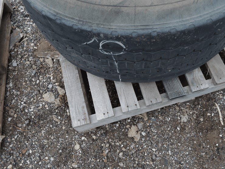 kuhn-spreader-tire-image-2