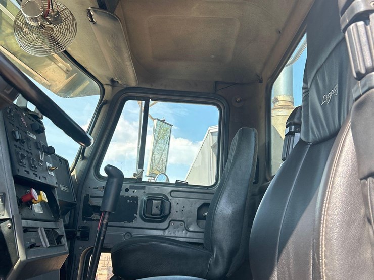 2000-mack-ch613-image-48