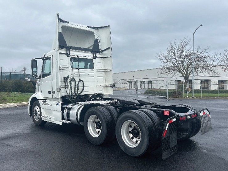 2020-volvo-vnr300-image-2