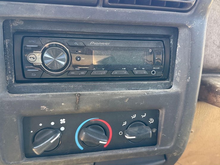 1999-jeep-wrangler-image-14